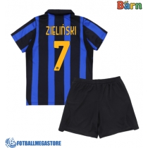 Fotballdrakt Barn Inter Milan Piotr Zielinski #7 Hjemmedraktsett 2026-27 Kortermet (+ Korte bukser)
